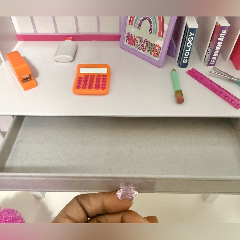 My Life Desk and assorted accessories for 18” dolls - Picture 4 of 11